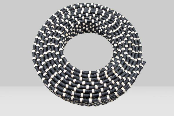DIAMOND WIRE SAW FORREINFOROED QUARRYING