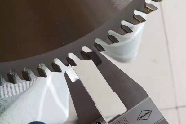 INDUSTRIAL QUALITY-T.C.T SAW BLADE FOR BETTERY-PLATE
