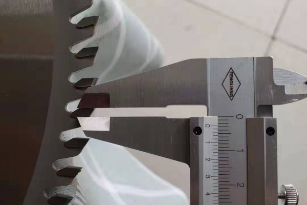 INDUSTRIAL QUALITY-T.C.T SAW BLADE FOR BETTERY-PLATE