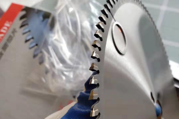 INDUSTRIAL QUALITY-T.C.T SAW BLADE FOR BETTERY-PLATE