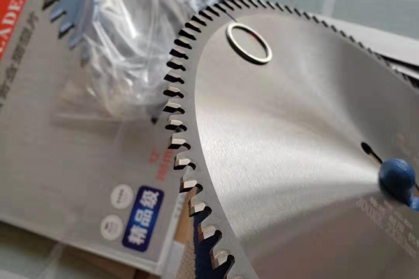 INDUSTRIAL QUALITY-T.C.T SAW BLADE FOR BETTERY-PLATE